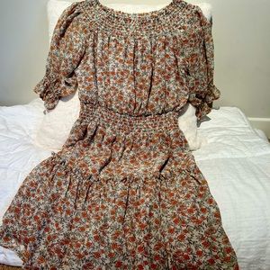 Pretty floral dress. Only worn once. Can be worn off shoulder. Flattering look.